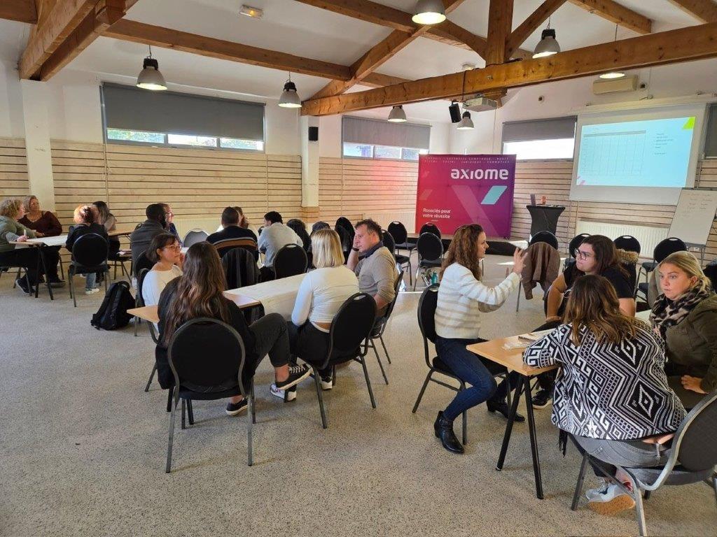 Salle de formation Axiome Academy avec les participants en atelier