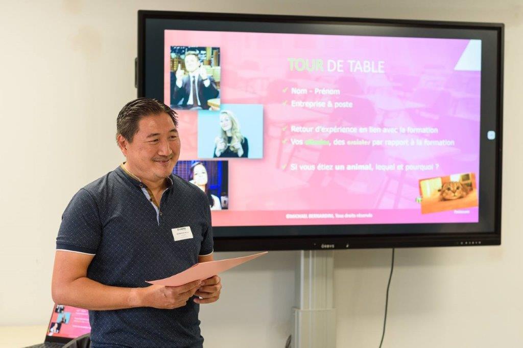 Formateur animant un tour de table avec les participants